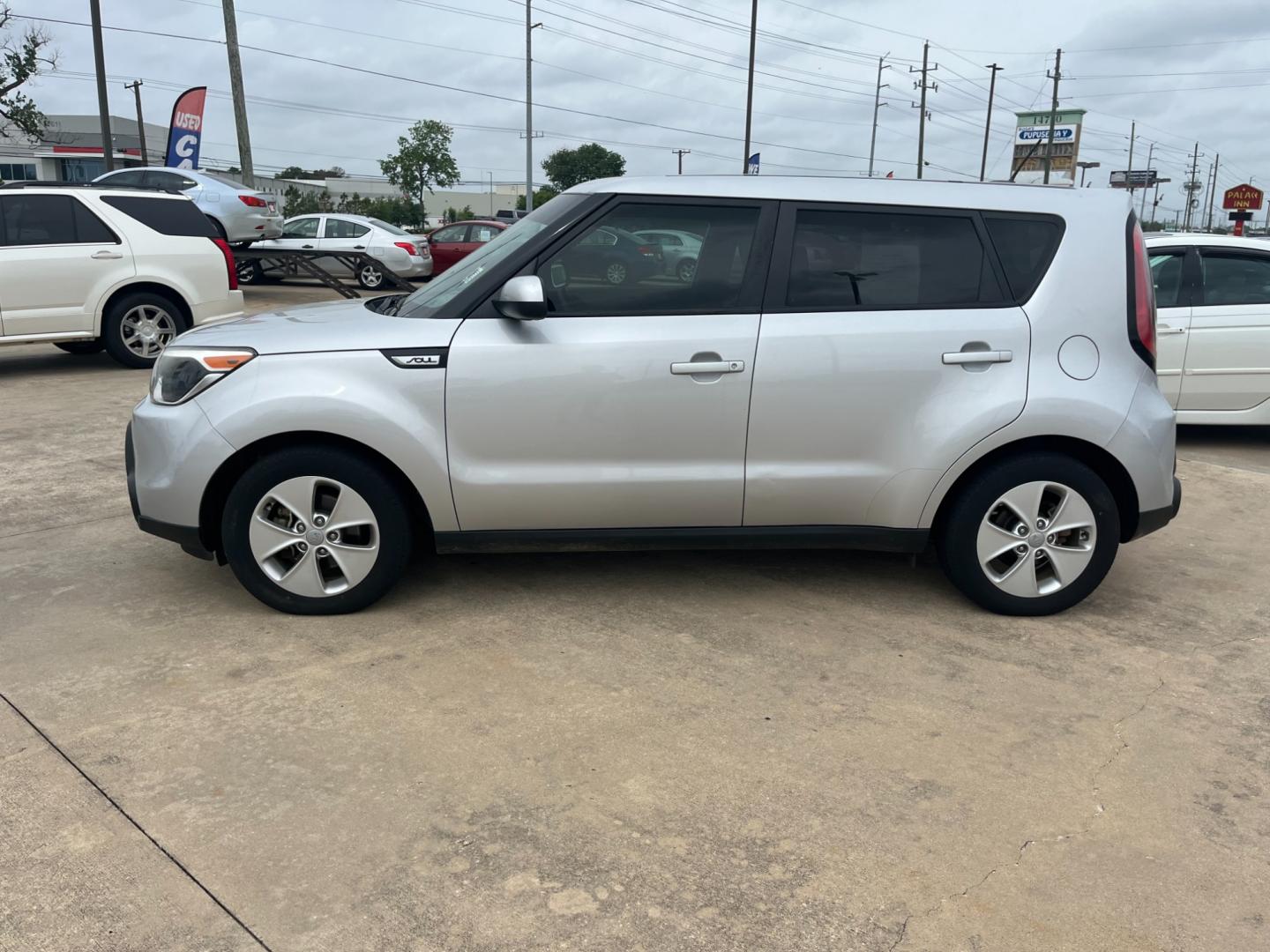 2016 SILVER /black Kia Soul Base 6A (KNDJN2A28G7) with an 1.6L L4 DOHC 16V engine, 6A transmission, located at 14700 Tomball Parkway 249, Houston, TX, 77086, (281) 444-2200, 29.928619, -95.504074 - Photo#3